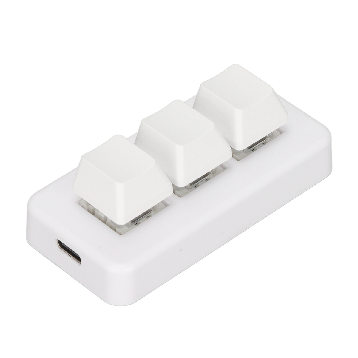 Weißes Makro-Tastenfeld mit drei quadratischen Tasten. Hat einen USB-Anschluss links.