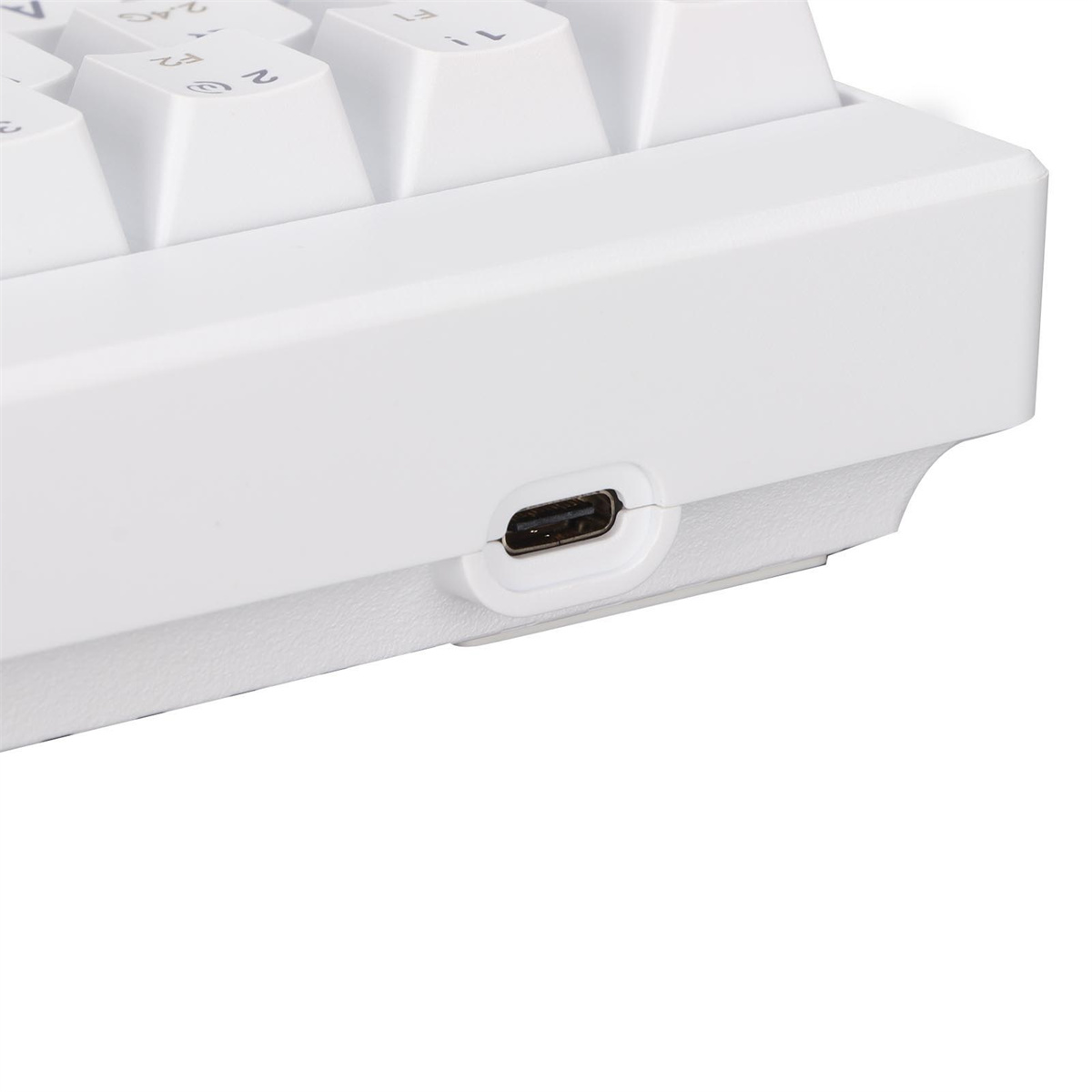 Unteransicht der weißen Tastatur mit USB-C-Anschluss.