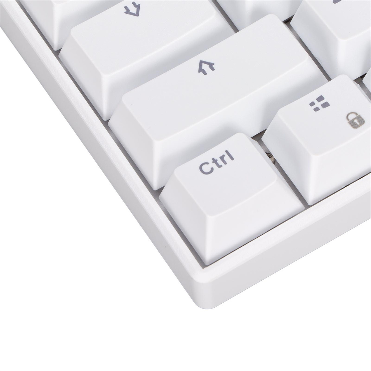 Nahaufnahme von weißen Tastaturtasten. Die Tasten sind mit Buchstaben und Symbolen beschriftet. Weißer Hintergrund.
