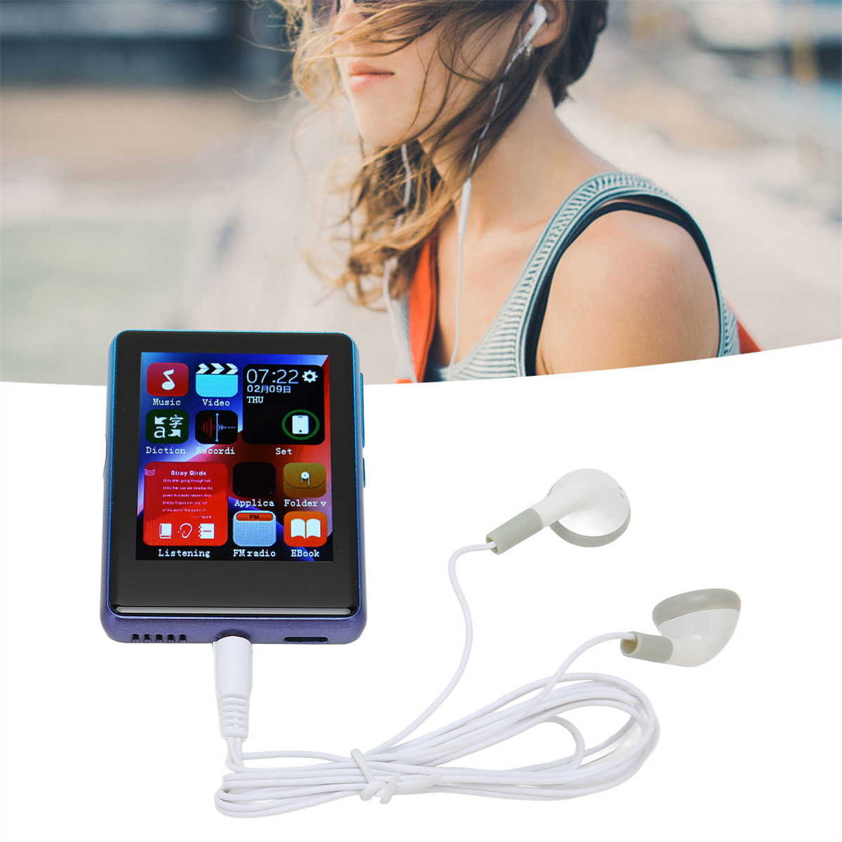 MP3-Player mit Benutzeroberfläche mit Symbolen. Weiße kabelgebundene Ohrhörer sind angeschlossen. Eine Frau im Hintergrund.