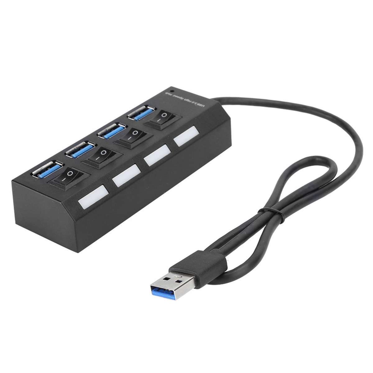 Schwarzer USB-Hub mit mehreren USB-Anschlüssen. Schwarzes Kabel angeschlossen. Weißer Hintergrund.