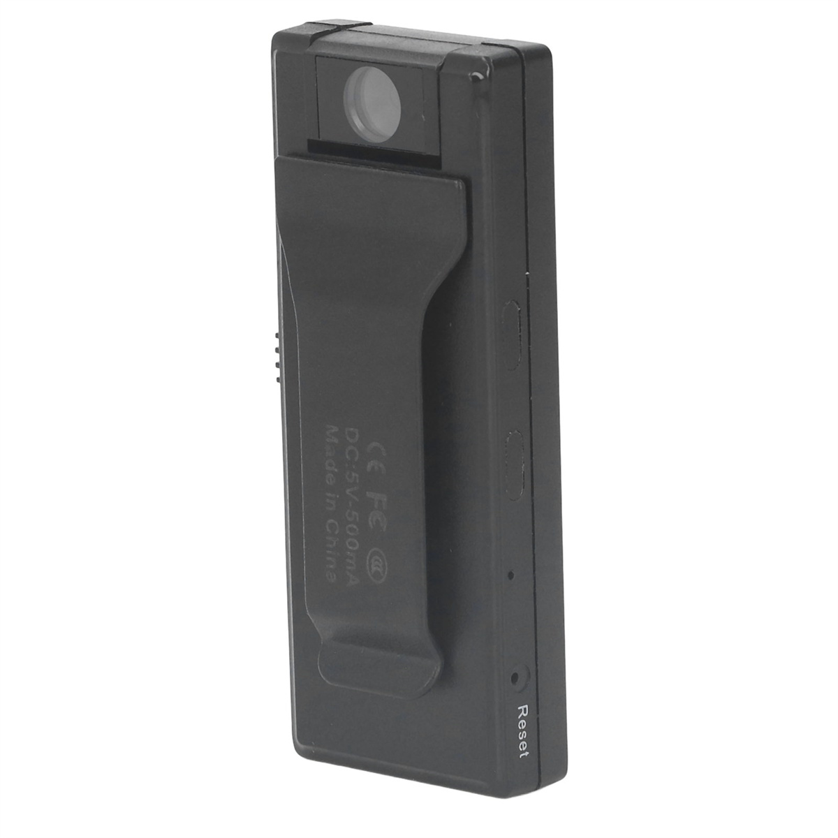 Eine kleine schwarze Kamera. Es hat einen Clip auf der Rückseite und eine Reset-Taste. Hergestellt in China.