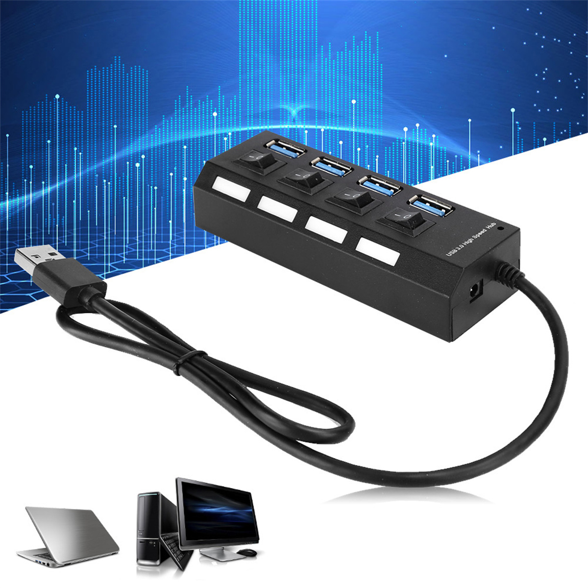 Schwarzer USB-Hub mit vier Anschlüssen, an einen Laptop und ein Desktop-Setup angeschlossen. Weißer Hintergrund.