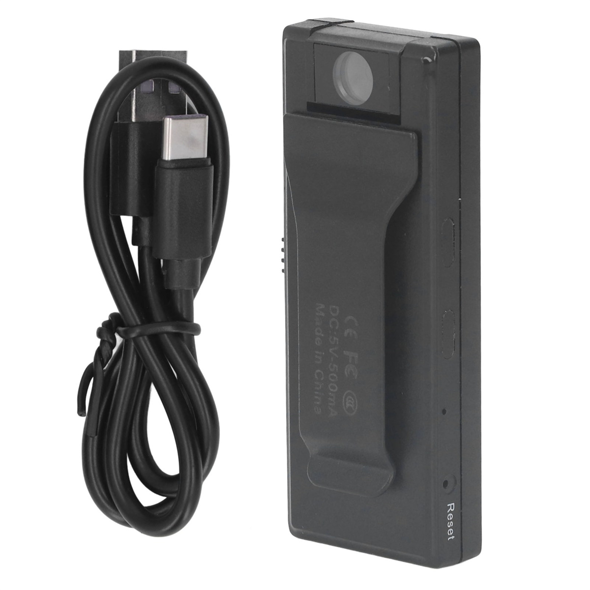 Eine schwarze Mini-Kamera mit USB-Kabel. Sie hat einen Clip und einen Reset-Knopf.