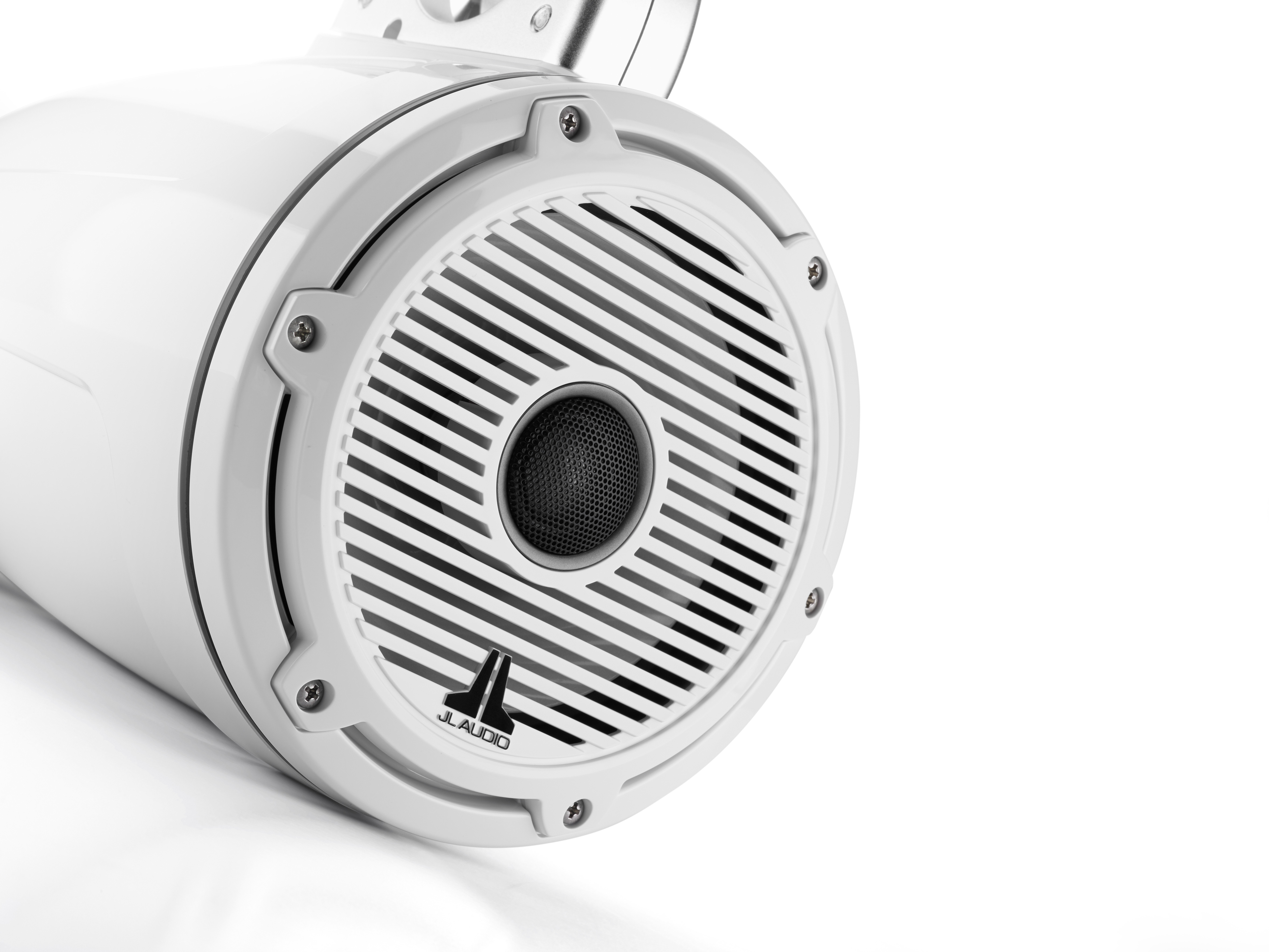 Weißer Lautsprecher mit schwarzem Maschengrill und JL AUDIO-Logo. Schrauben sichern den Grill am weißen Zylinder.