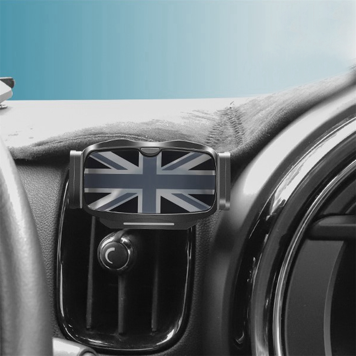 Telefonhalter im Armaturenbrett eines Autos mit Union Jack-Flagge auf dem Telefonbildschirm.