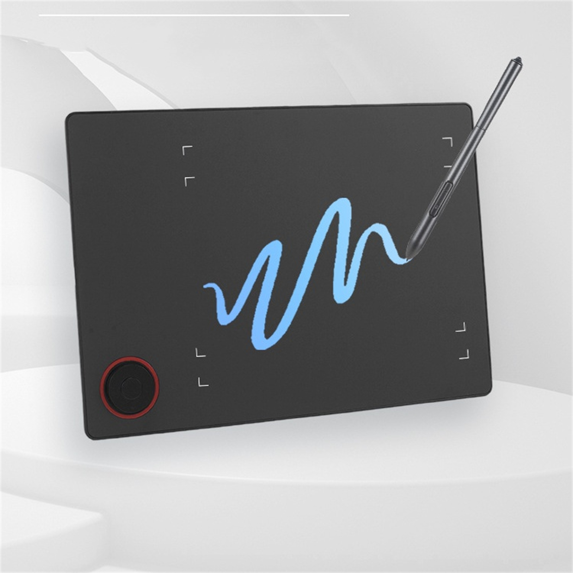 Ein schwarzes Zeichentablett mit einem Stift, der blaue Kringel zeichnet. Weiße Oberfläche und Hintergrund.