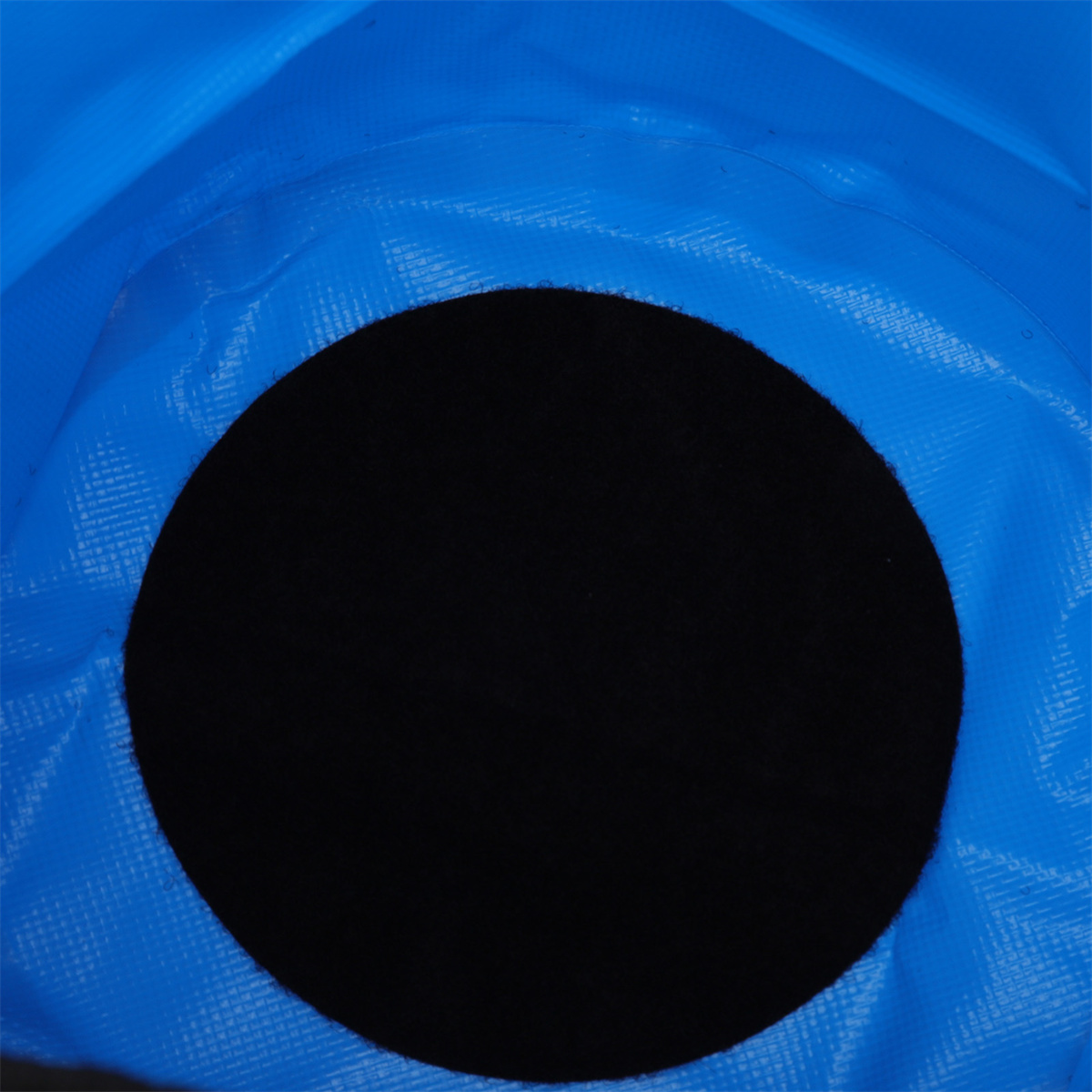 Blaue Plane mit einem schwarzen Kreis. Nahaufnahme.