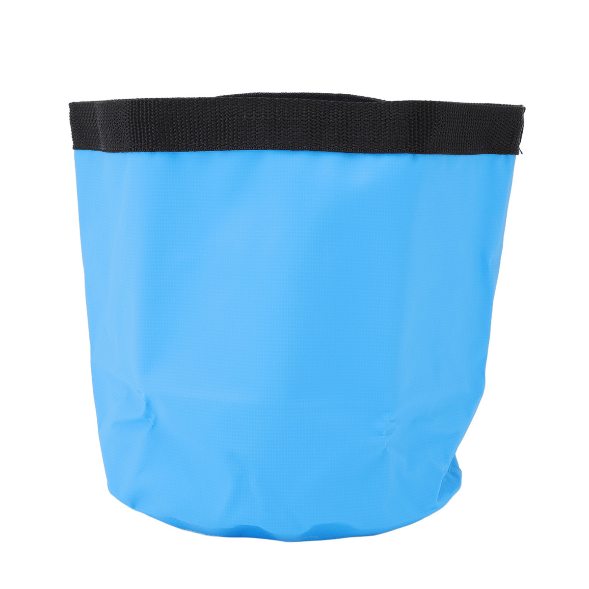 Eine hellblaue Eimertasche mit schwarzem Rand auf weißem Hintergrund.