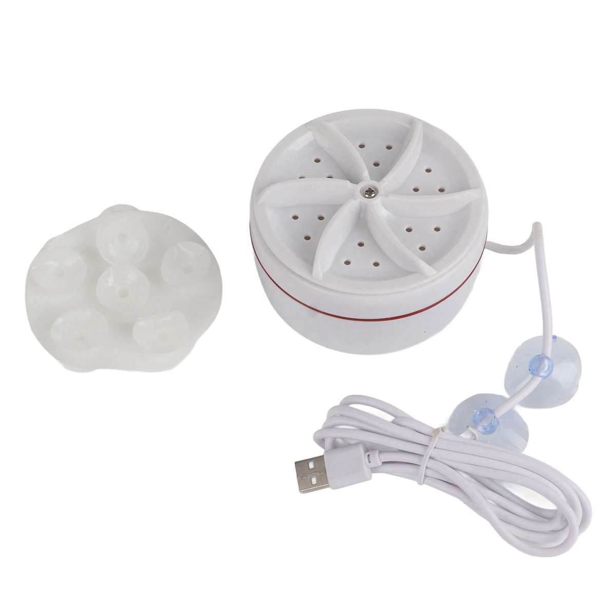 Weiße Mini-Waschmaschine, weißes Zubehör und ein weißes USB-Kabel auf weißer Oberfläche.