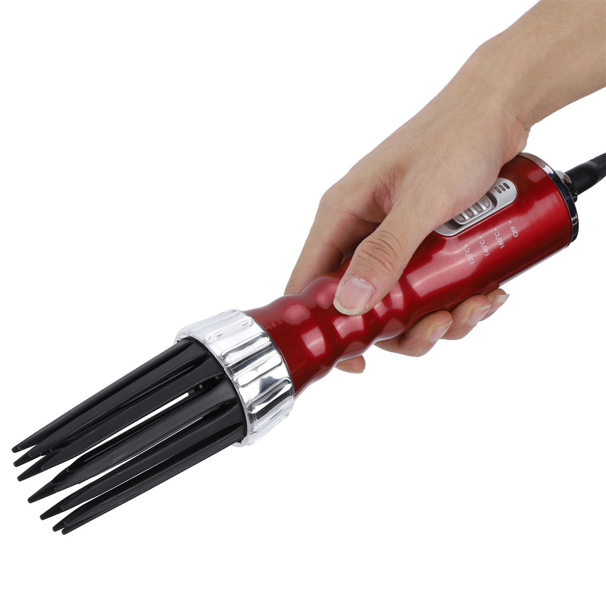 Hand hält einen roten Haarlockenwickler mit schwarzen Zinken. Weißer Hintergrund.