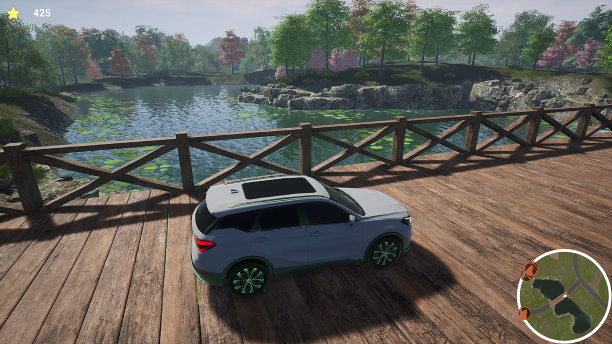 Ein graues Auto auf einer Holzbrücke über einem See, mit Bäumen im Hintergrund. Sonniger Tag.
