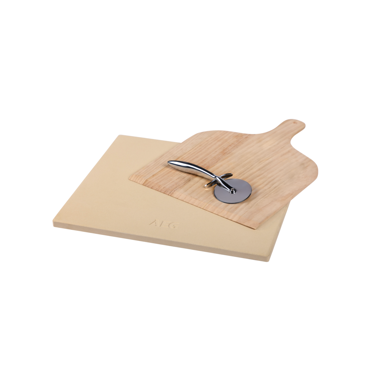 Una piedra para pizza, una pala de madera para pizza y un cortador de pizza sobre fondo negro.