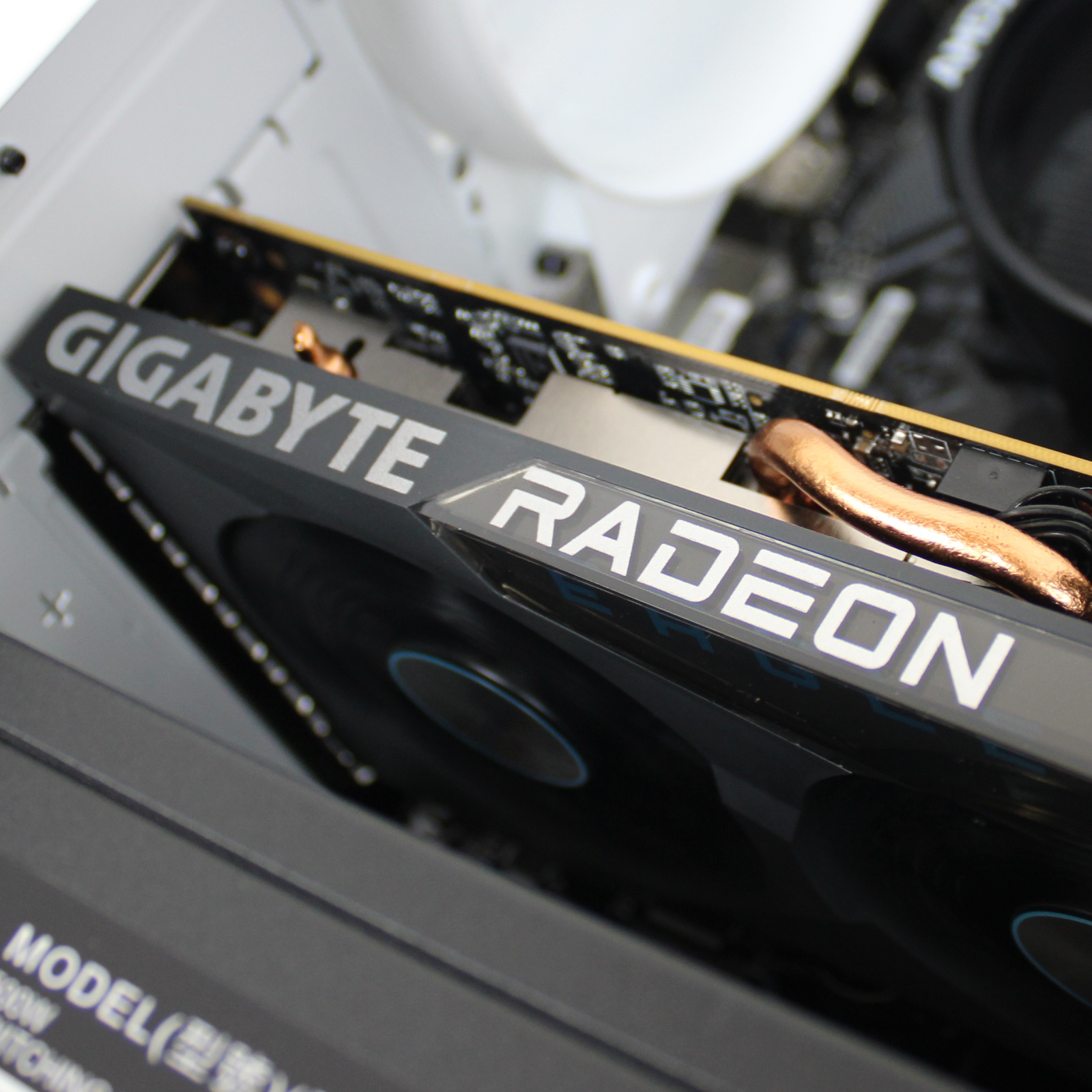 Una vista de cerca de una tarjeta gráfica Gigabyte Radeon instalada dentro de una carcasa de computadora.