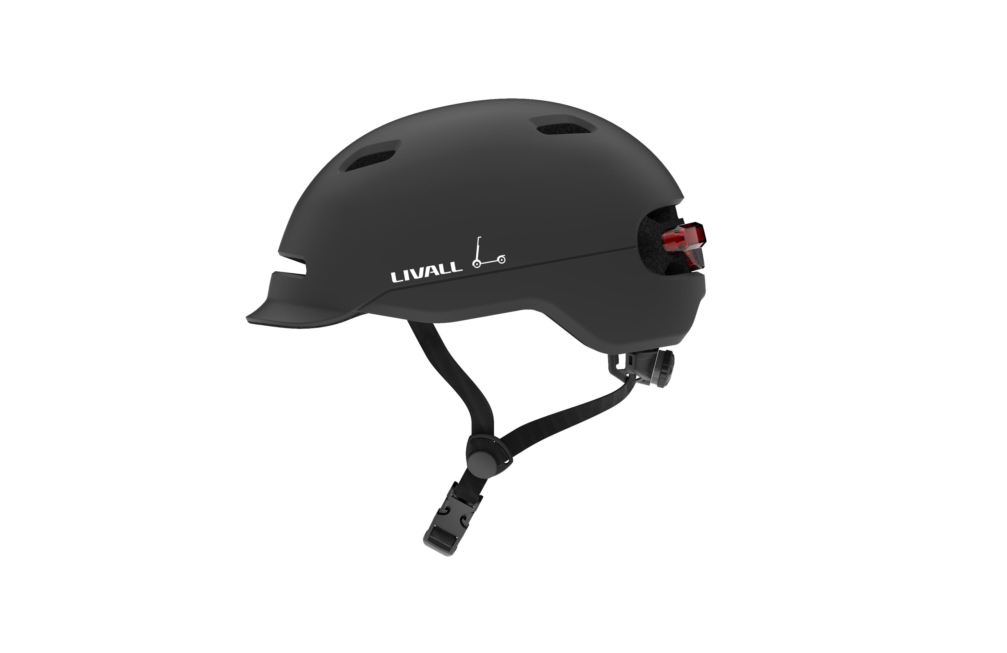 Schwarzer Livall-Rollerhelm mit Rücklicht, aus einem Winkel gesehen.