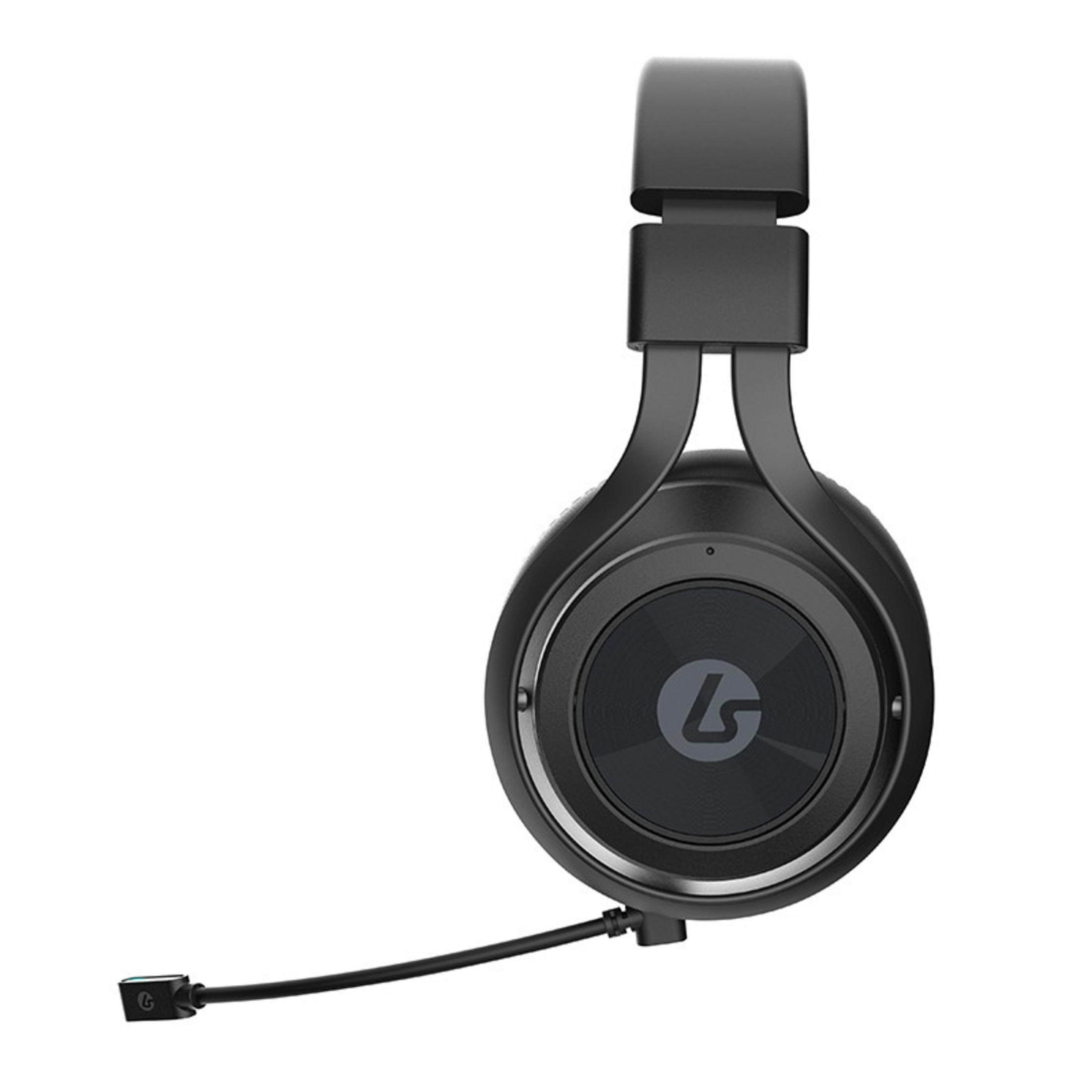 Schwarzes Gaming-Headset, schwarzes Mikrofon und ein großer Buchstabe L auf der Ohrmuschel.