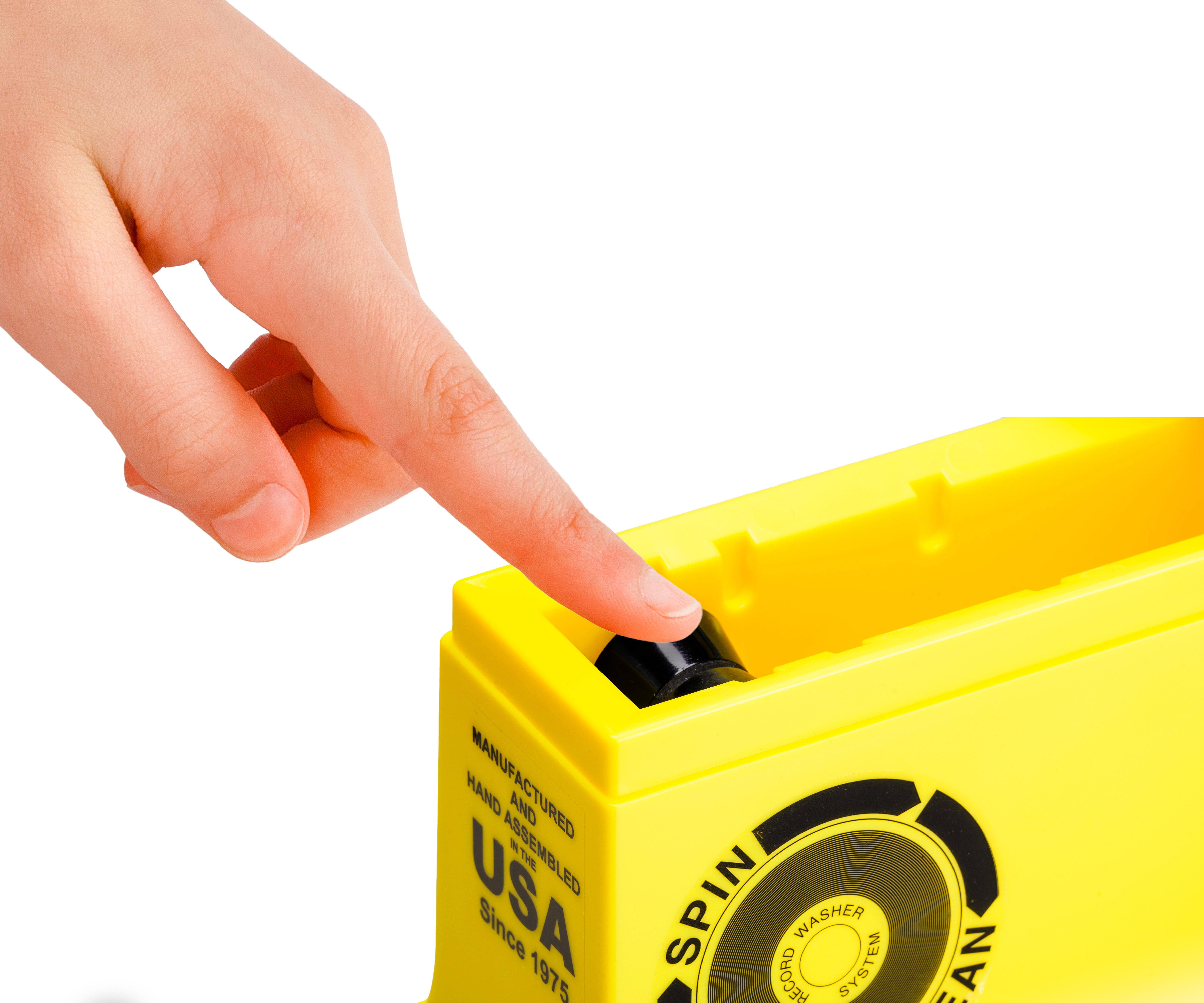 Hand drückt Knopf auf gelbem Gerät. Gerät sagt 'Spin Washer System'.
