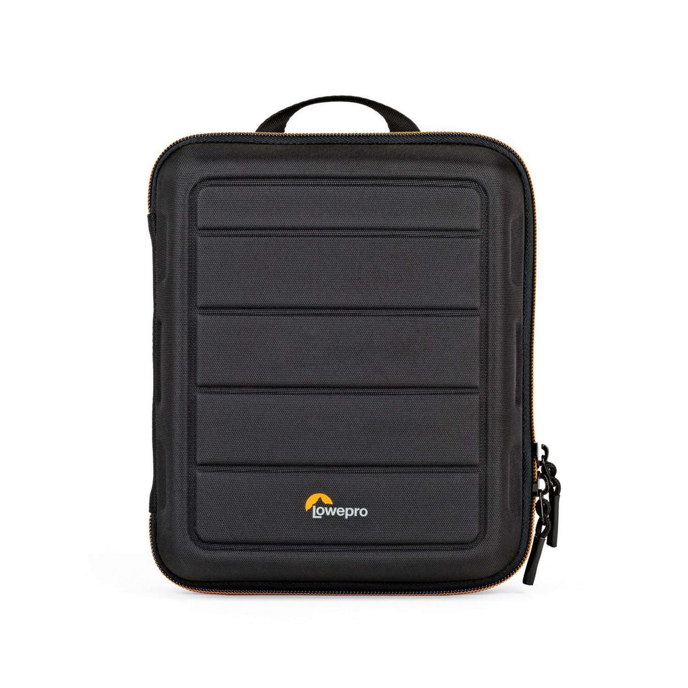 Schwarze, rechteckige Lowepro-Tragetasche mit gelbem Logo und Reißverschluss. Auf weißem Hintergrund.