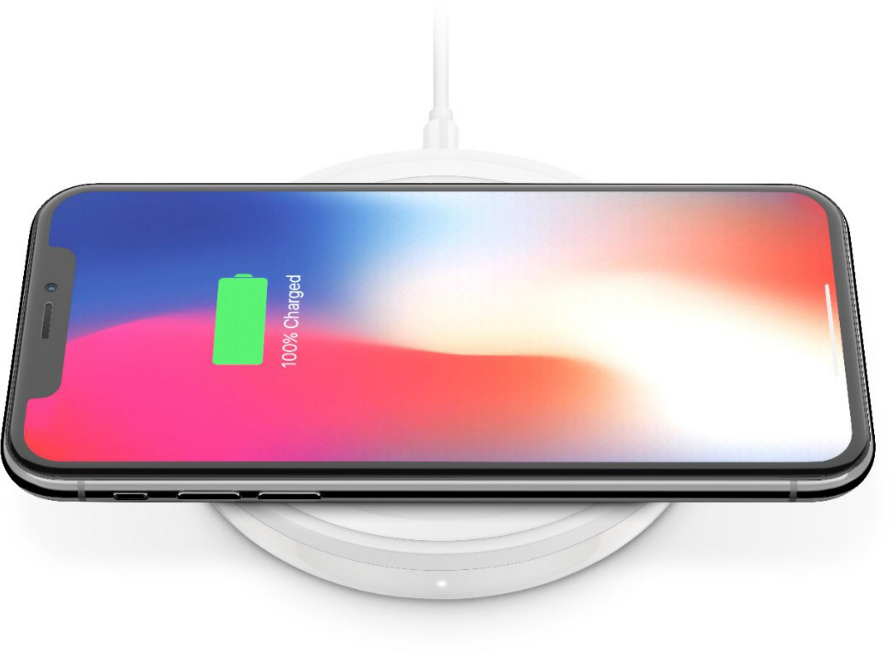 Smartphone, der auf einem weißen kabellosen Ladegerät geladen wird, weißer Hintergrund.