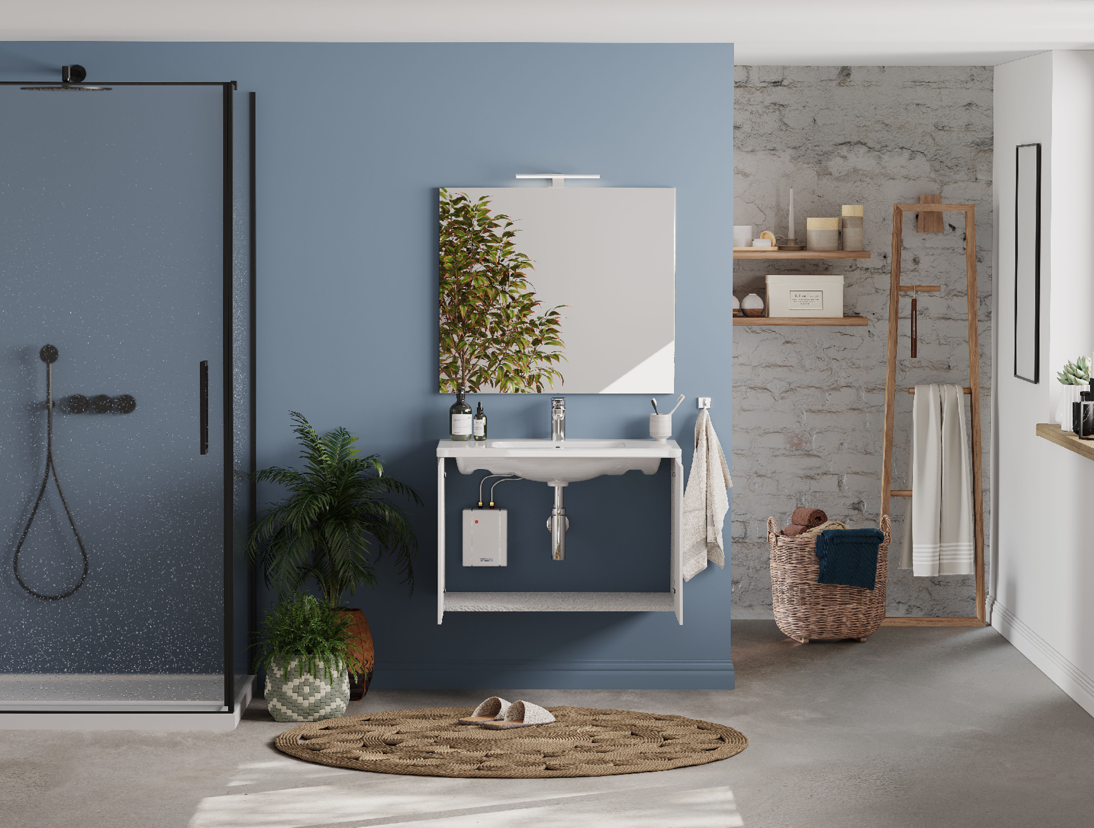 Badezimmer mit blauer Wand, weißem Waschbecken, Spiegel. Eine Pflanze, ein Teppich und ein Handtuch sind sichtbar.