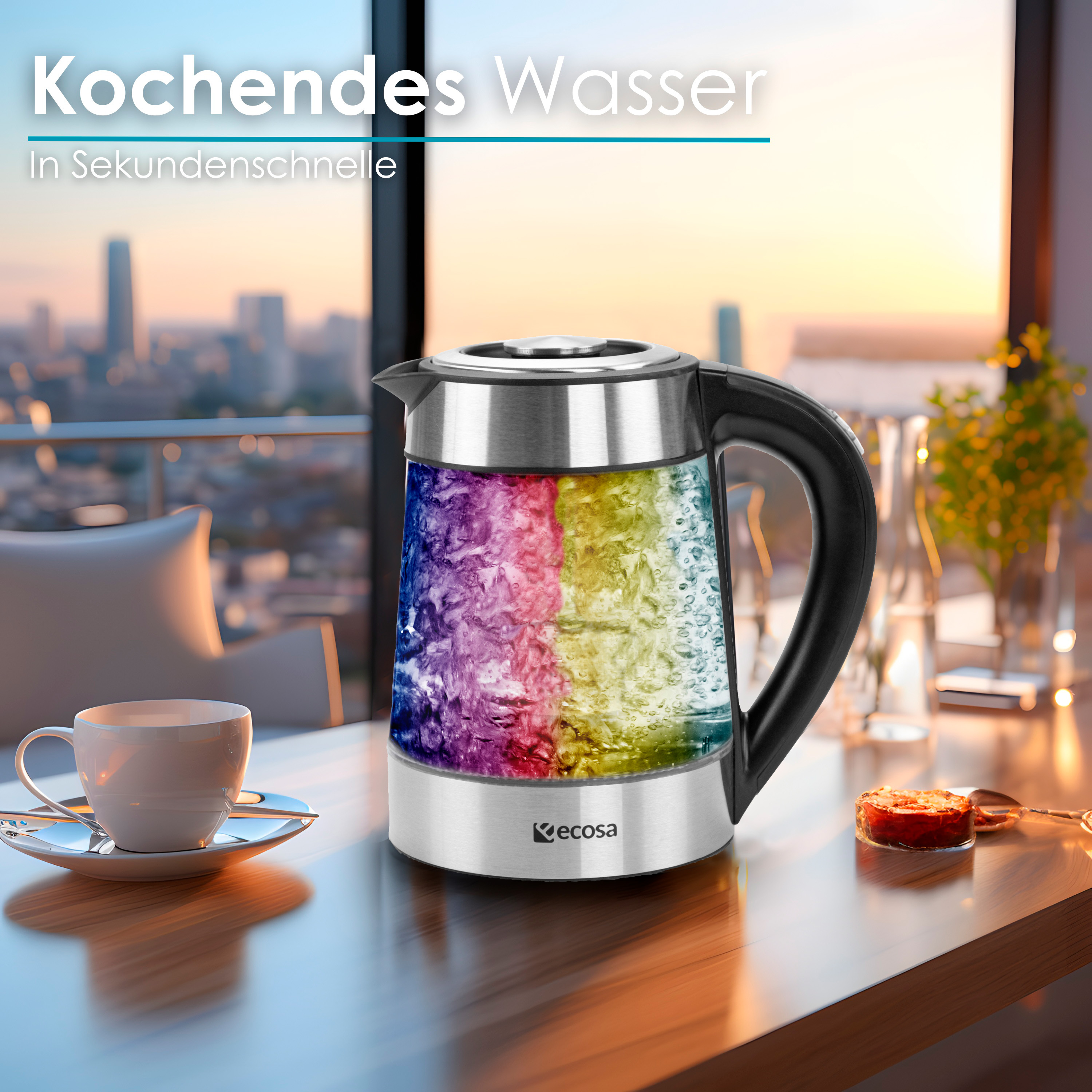 Elektrischer Wasserkocher mit farbigem Wasser, mit Stadtblick im Hintergrund.