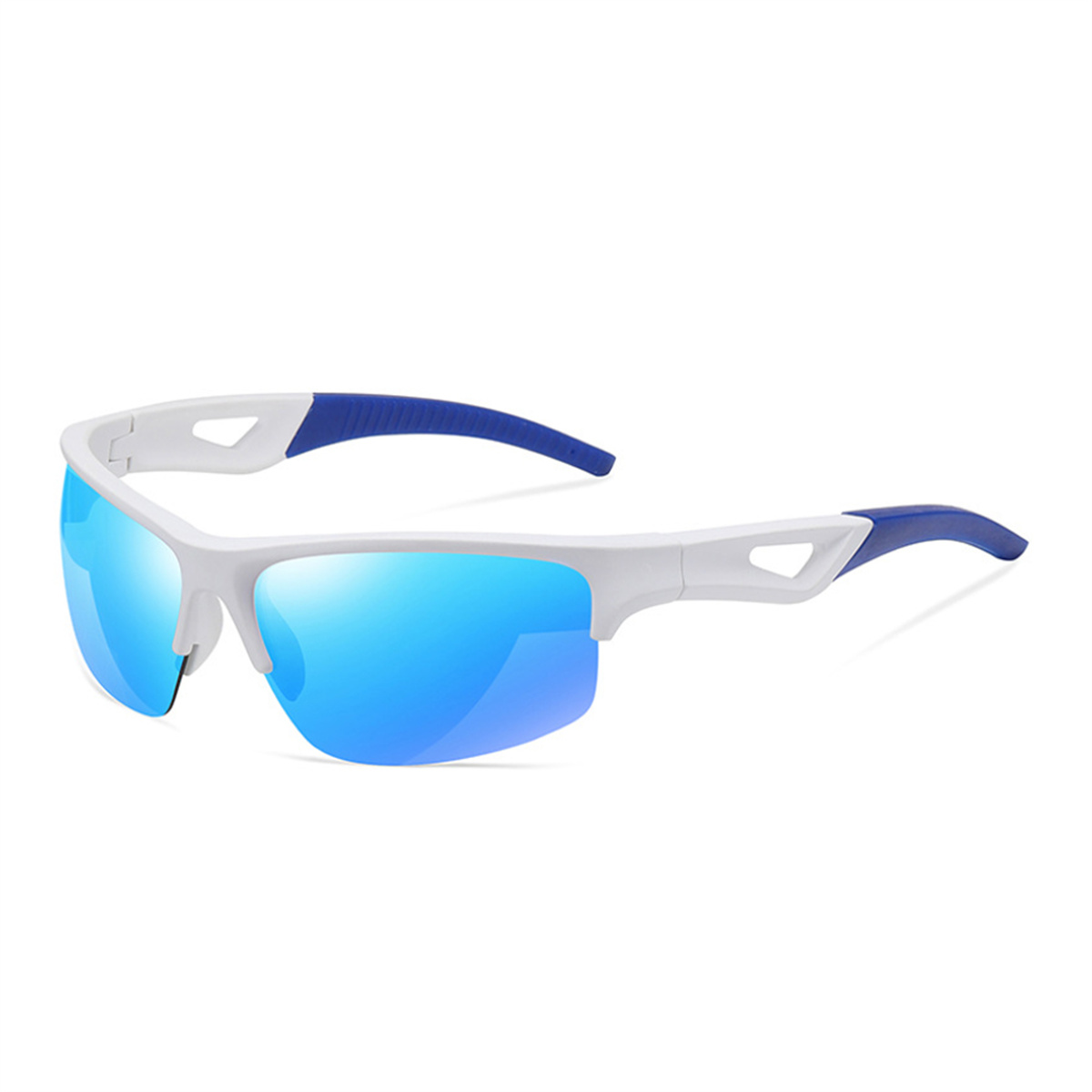 Weiße Sportsonnenbrille mit blauen verspiegelten Gläsern und blauen Bügeln. Weißer Hintergrund.