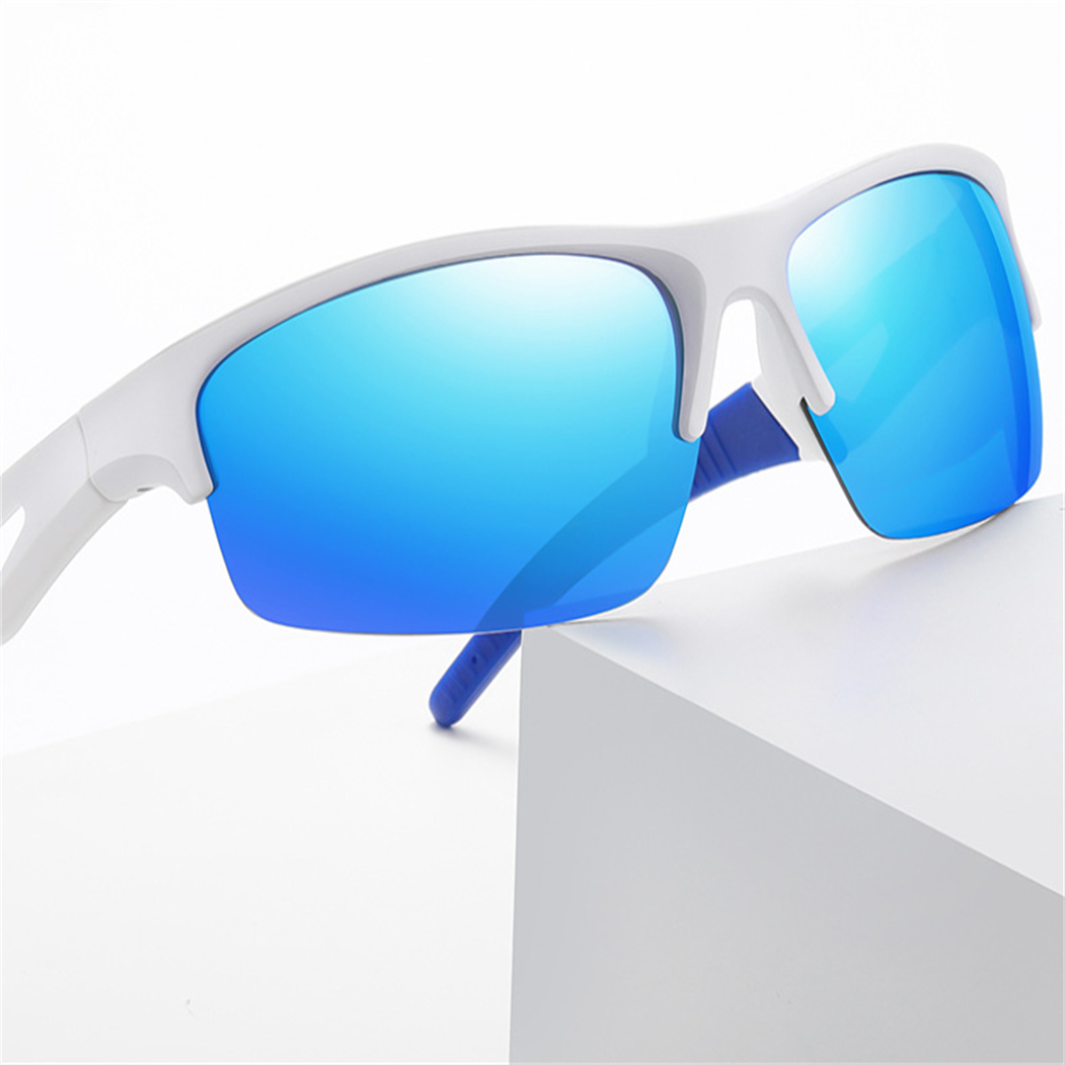 Weiße Sonnenbrille mit blau verspiegelten Gläsern. Weißer Rahmen und blaue Akzente an den Bügeln.