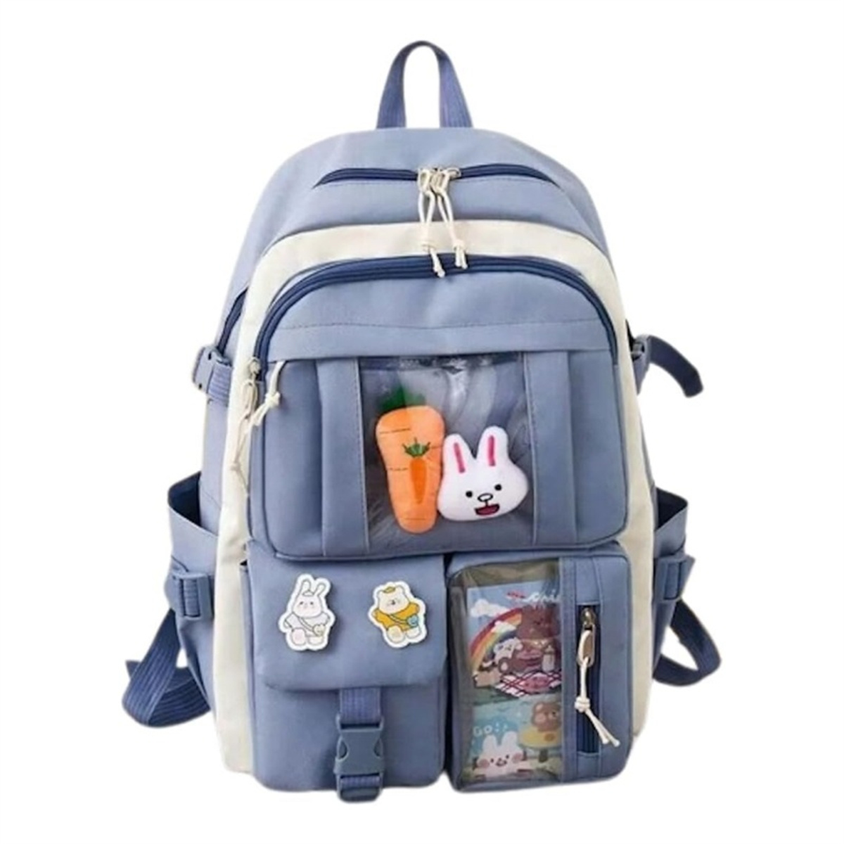 Blauer Rucksack mit weißen Akzenten. Mit Karotten- und Hasenplüsch. Mehrere Taschen und Cartoon-Aufnäher.