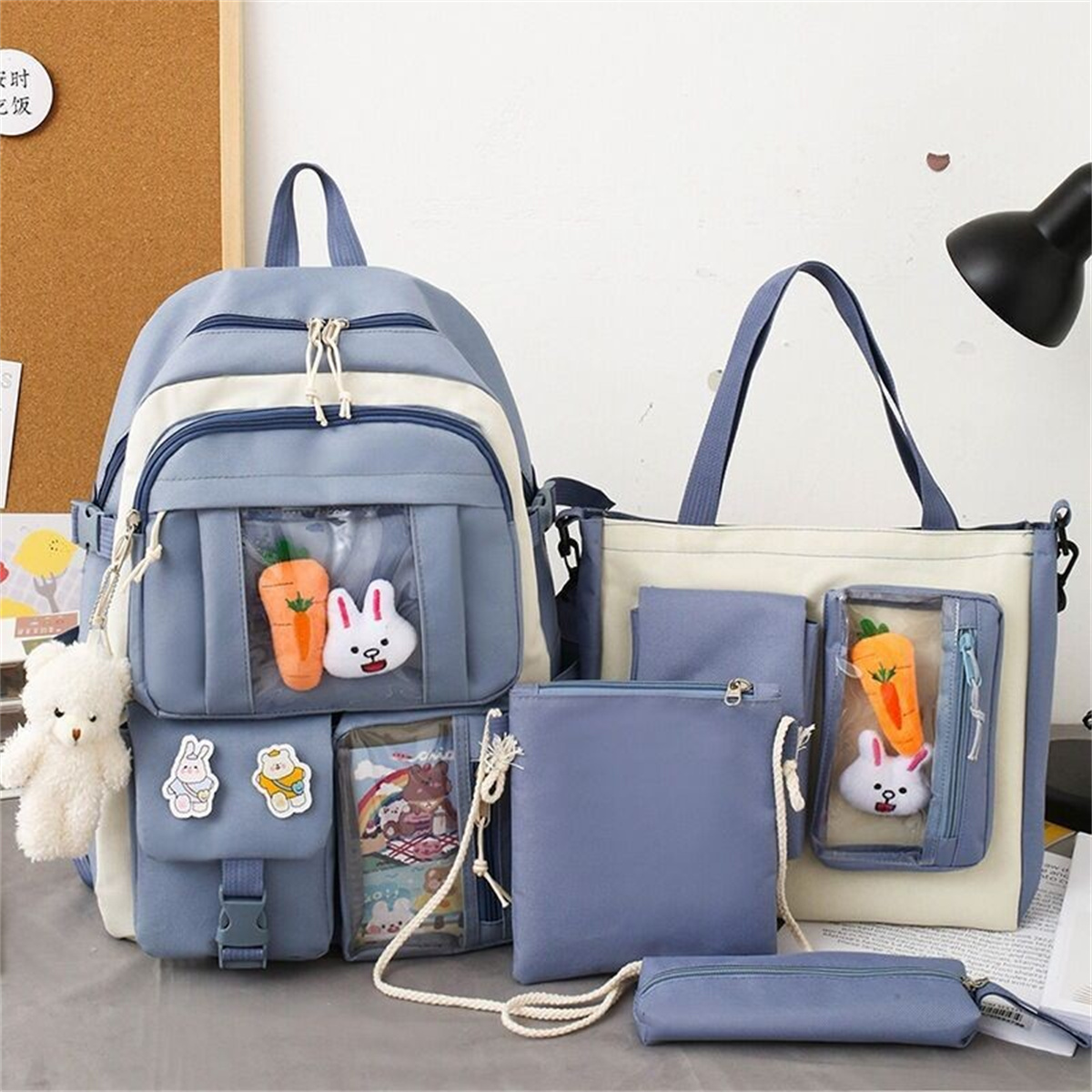 Blaues Rucksack-Set mit Rucksack, Tragetasche, kleiner Tasche, Beutel und Federmäppchen mit niedlichen Anhängern.