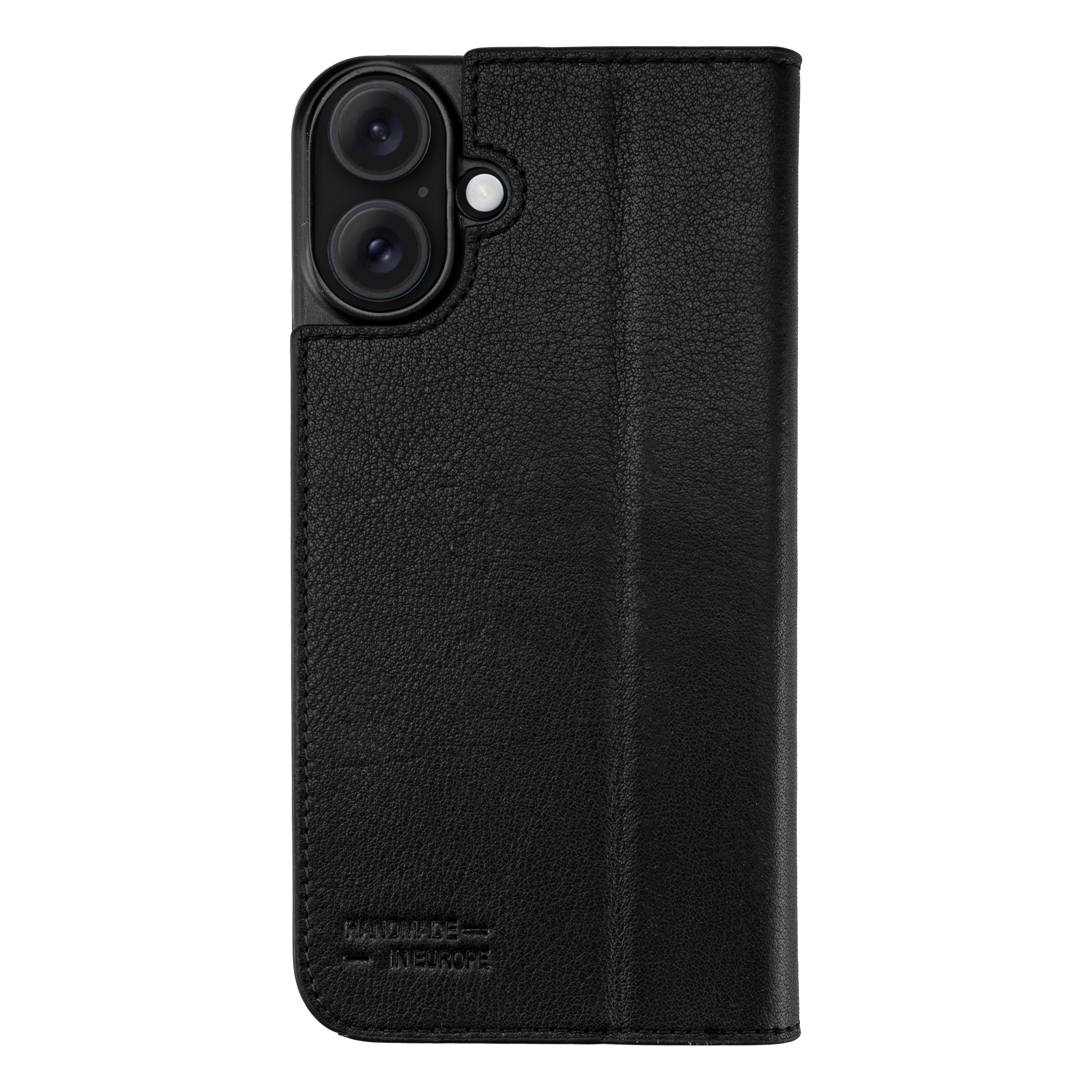 Étui de téléphone en cuir noir. Les lentilles de l'appareil photo du téléphone sont visibles. La marque est 'HANDMADE IN EUROPE'.