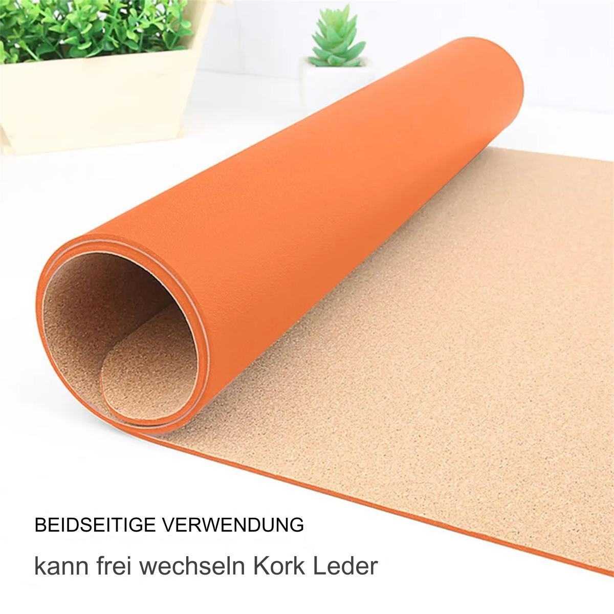 Orangener Kork und braunes Ledermaterial auf neutralem, hellem Hintergrund aufgerollt.