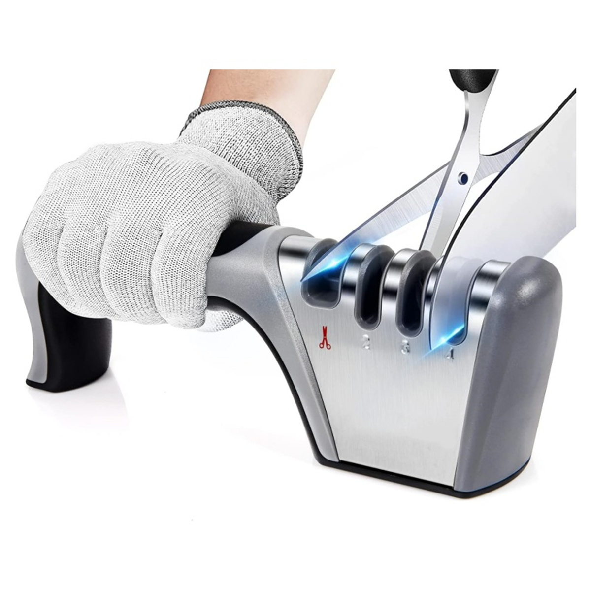 Eine Hand mit einem Handschuh schärft eine Schere mit einem grauen und metallischen Schärfer auf Weiß.