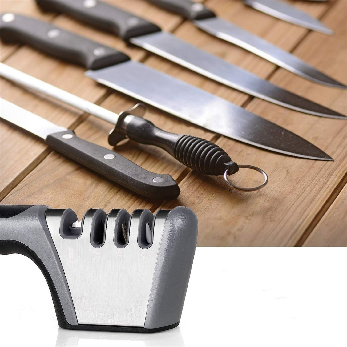 Küchenmesser und ein Messerschärfer. Die Messer befinden sich auf einer Holzoberfläche.