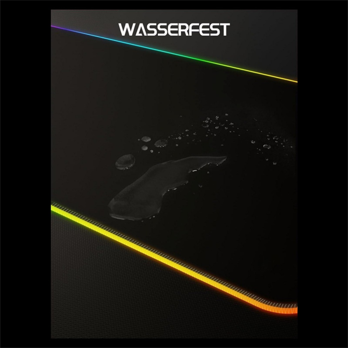Schwarzes Mauspad mit farbigem Rand. Nasse Stelle und Wassertropfen. Weißer Text