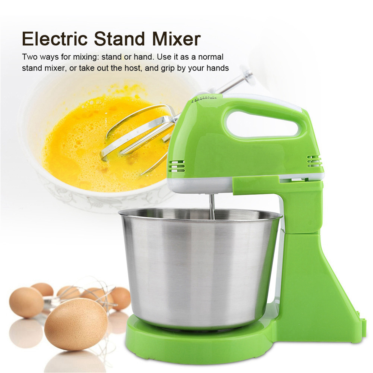 Ein grüner Standmixer mit einer Schüssel Eiern und einer anderen Schüssel mit Eiern und einem Schneebesen.