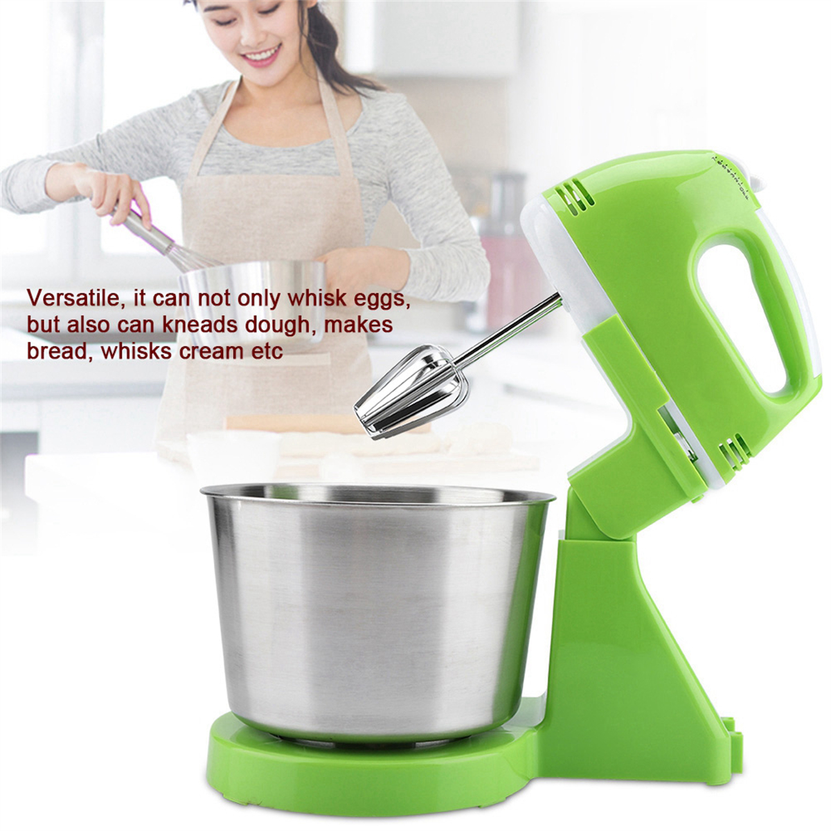 Grüner elektrischer Mixer mit Metallschüssel. Person hält Schneebesen im Hintergrund.