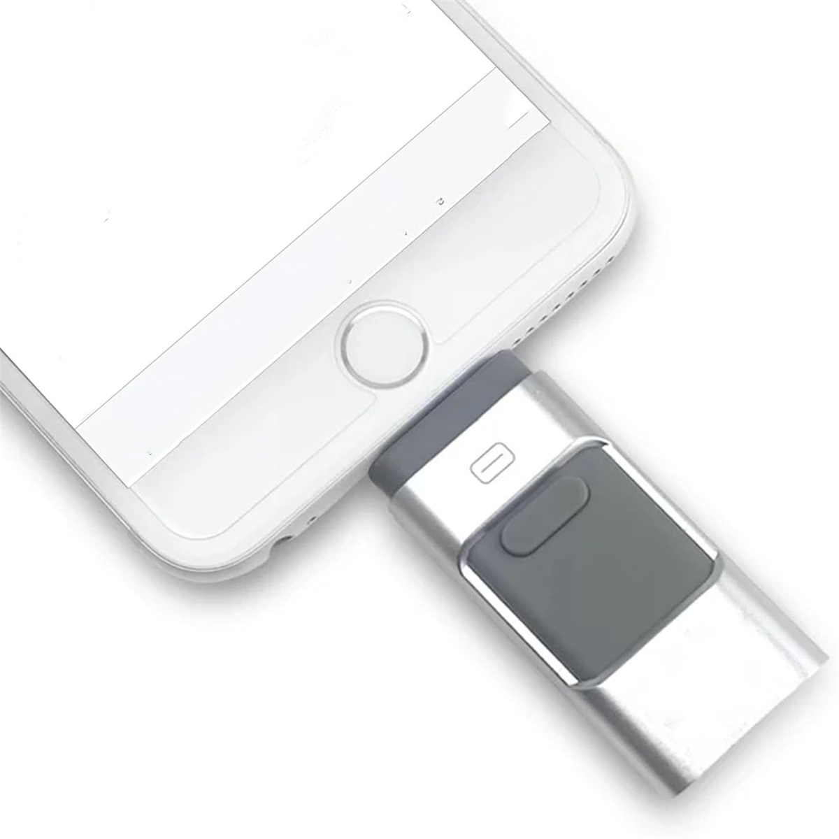 Ein weißes Telefon mit einem grauen USB-C-Adapter, der auf einem weißen Hintergrund eingesteckt ist.