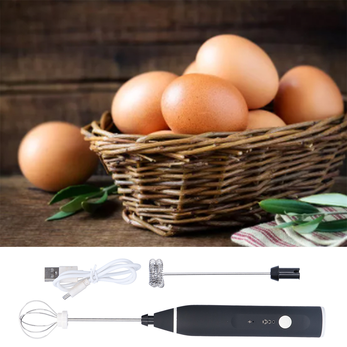 Eier in einem Korb und zwei schwarze und silberne Handmixer auf einem Holztisch.