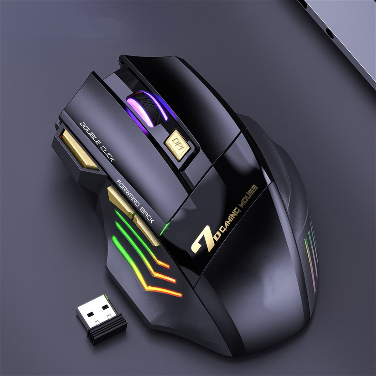 Schwarze Gaming-Maus mit farbigen Lichtern. Ein USB-Empfänger neben der Maus.