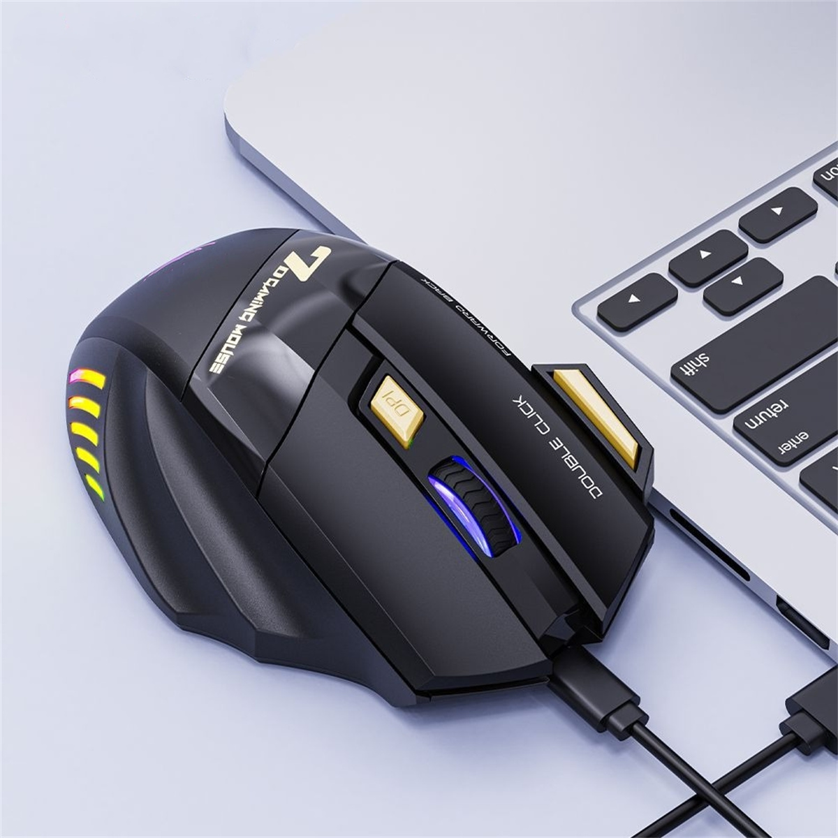 Gaming-Maus mit einem Laptop. Die Maus ist schwarz mit bunten Lichtern. Hat DPI- und Doppelklick-Tasten.