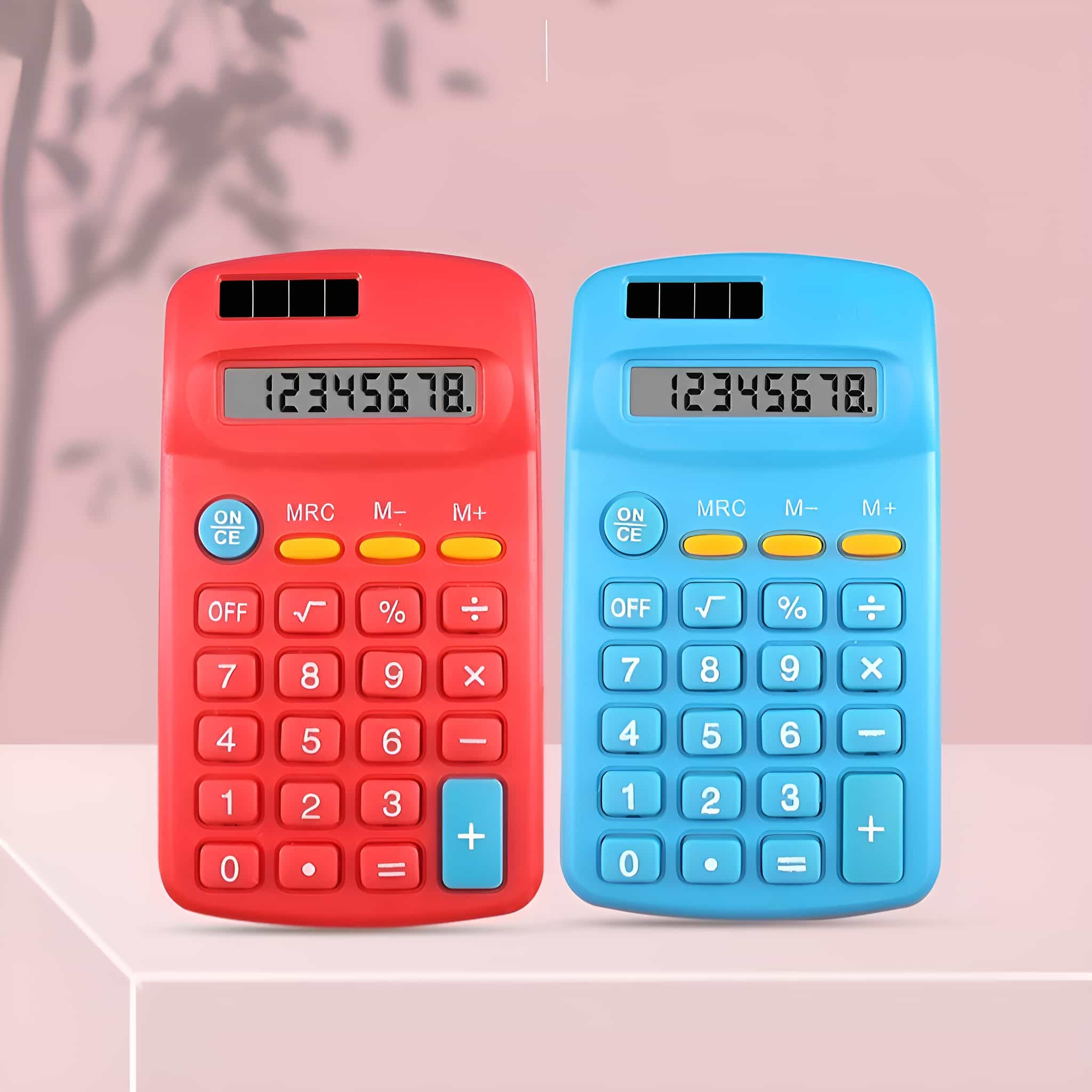 Zwei farbenfrohe Taschenrechner. Einer ist rot, der andere blau. Beide zeigen die Zahl 12345678.