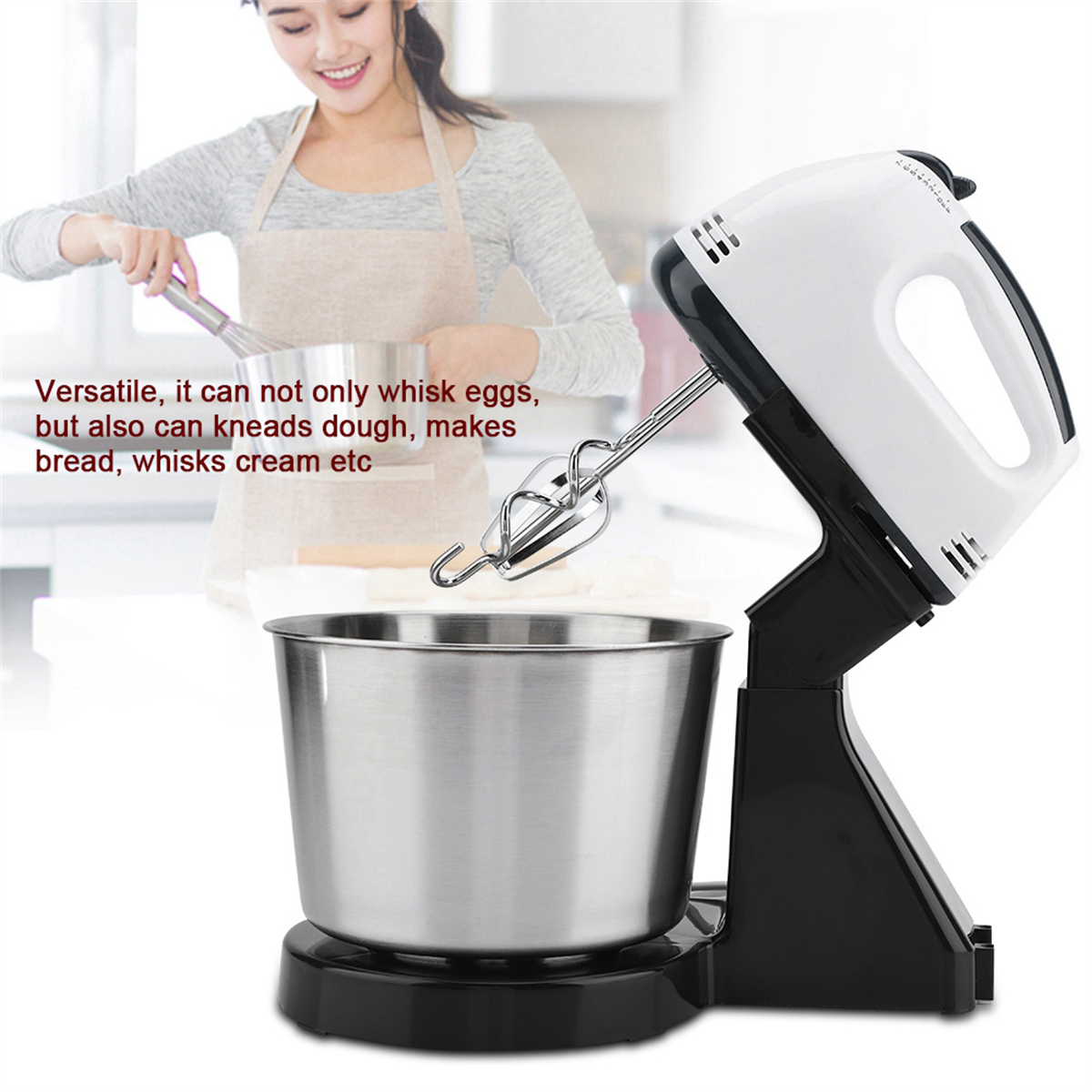 Eine Frau benutzt einen weiß-schwarzen Mixer mit einer silbernen Schüssel.