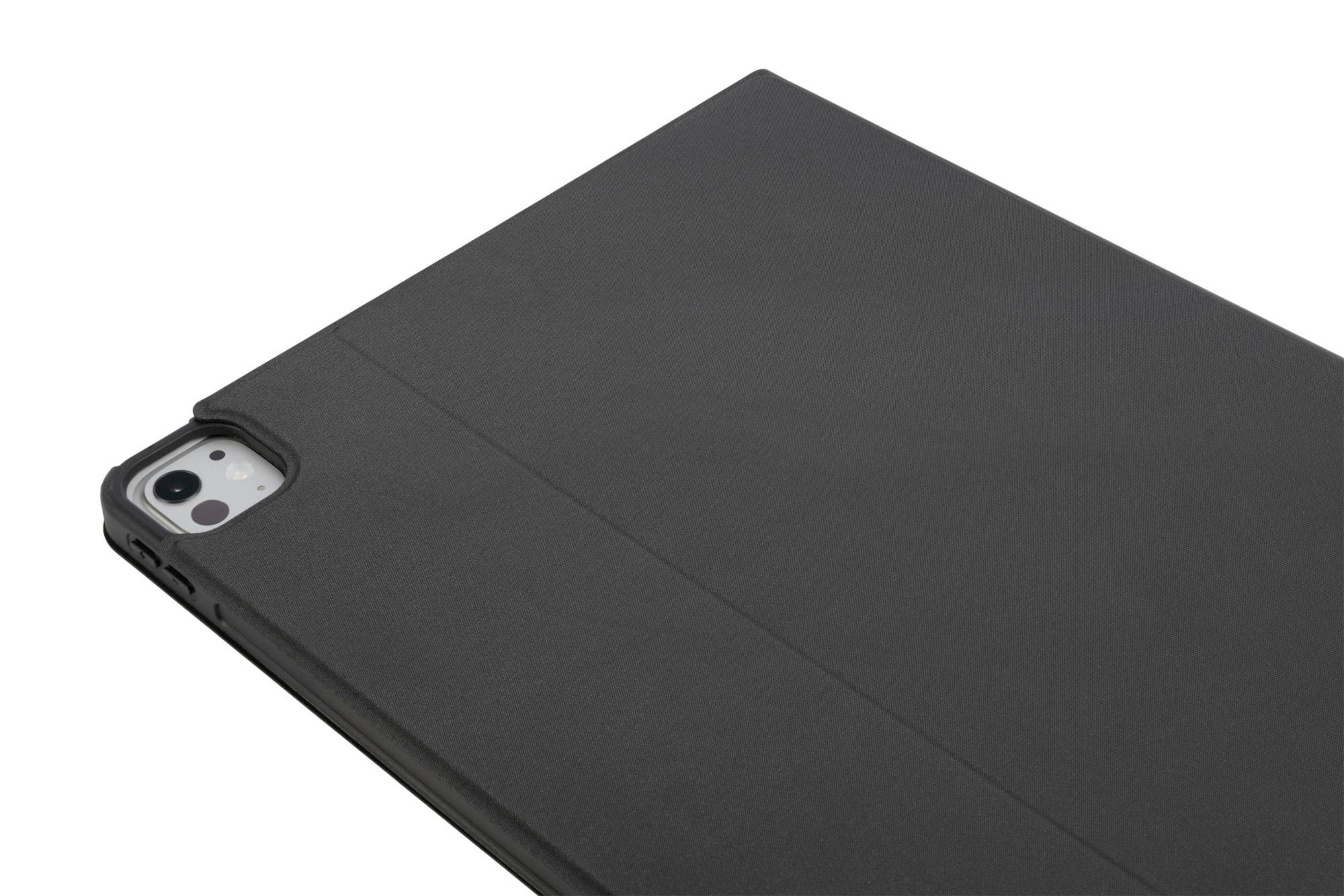 Una custodia per iPad nera chiusa con la fotocamera visibile. È su sfondo bianco.