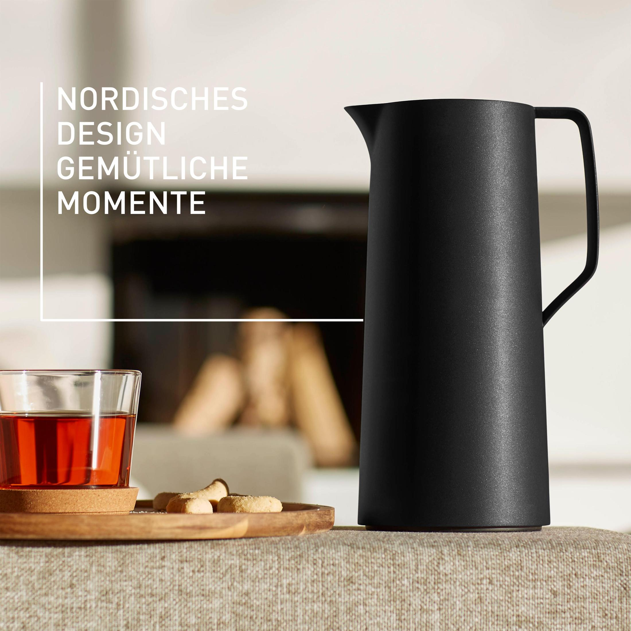 Schwarze Karaffe mit Griff, Glas Tee, Holztablett mit Keksen und Text: Nordisches Design.