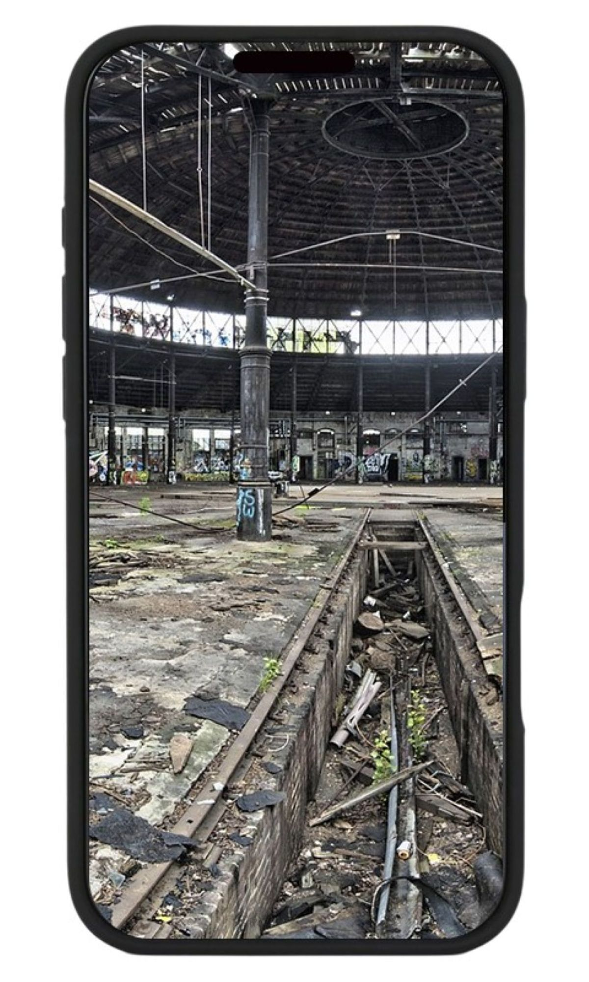 Un téléphone portable affichant l'intérieur d'un bâtiment avec des graffitis, dans une coque noire.