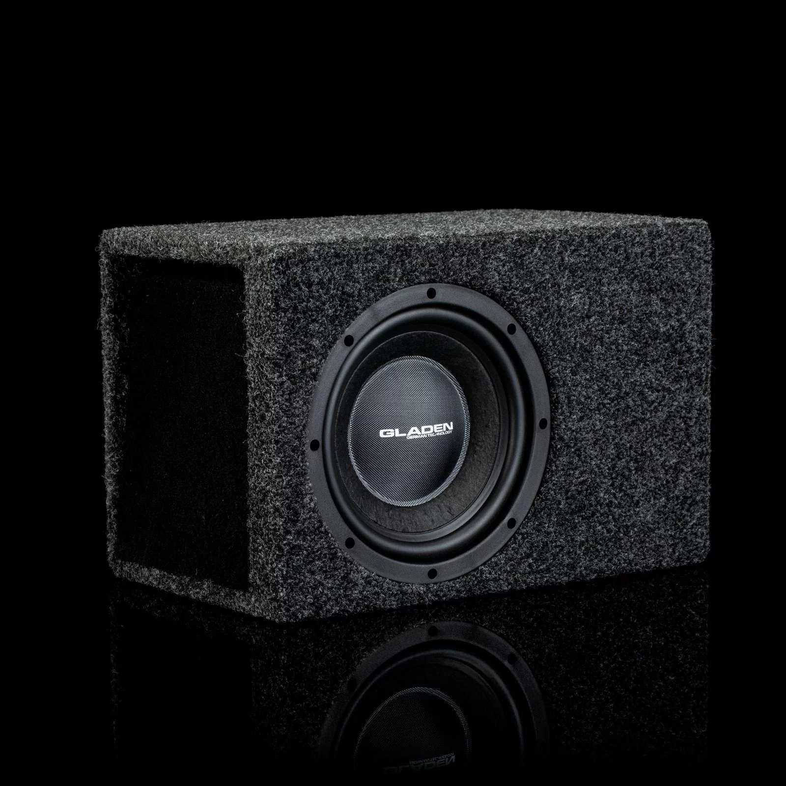 Ein schwarzer Subwoofer-Lautsprecher mit rundem Lautsprecher und schwarzem Hintergrund.