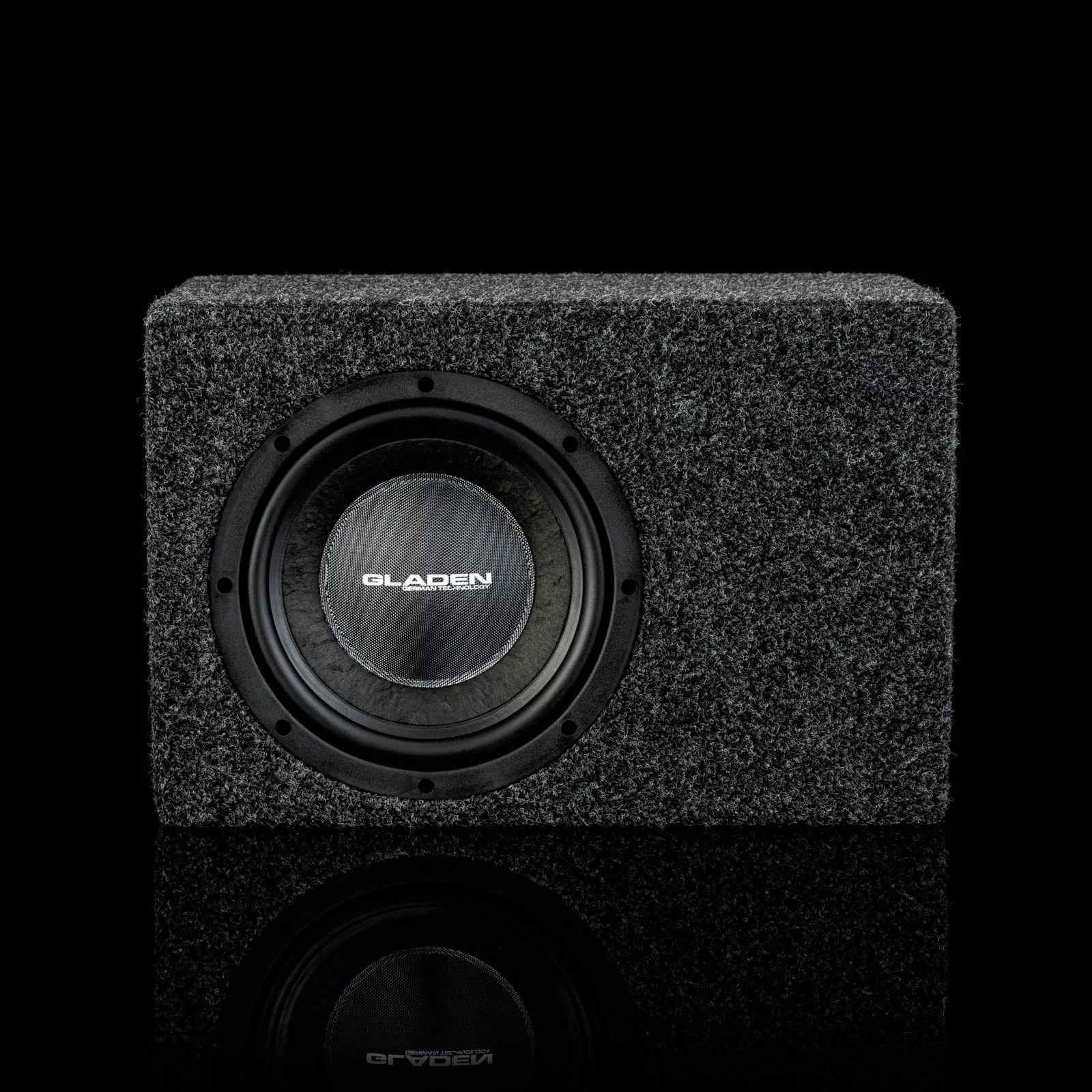 Schwarzer Subwoofer-Lautsprecher in einem schwarzen Gehäuse, mit sichtbarem GLADEN-Logo und Spiegelung auf schwarzer Oberfläche.
