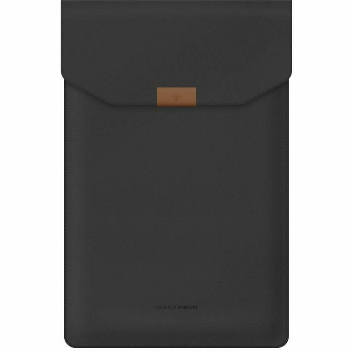 Czarny pokrowiec na laptopa. Posiada klapę z brązowym skórzanym akcentem.