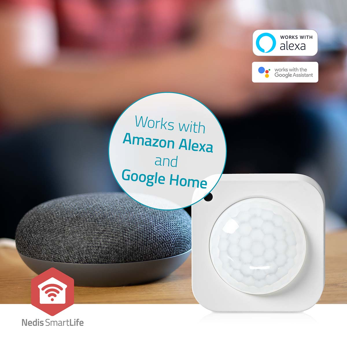 Een smart home-apparaat met luidspreker en bewegingssensor, compatibel met Amazon Alexa en Google Home.