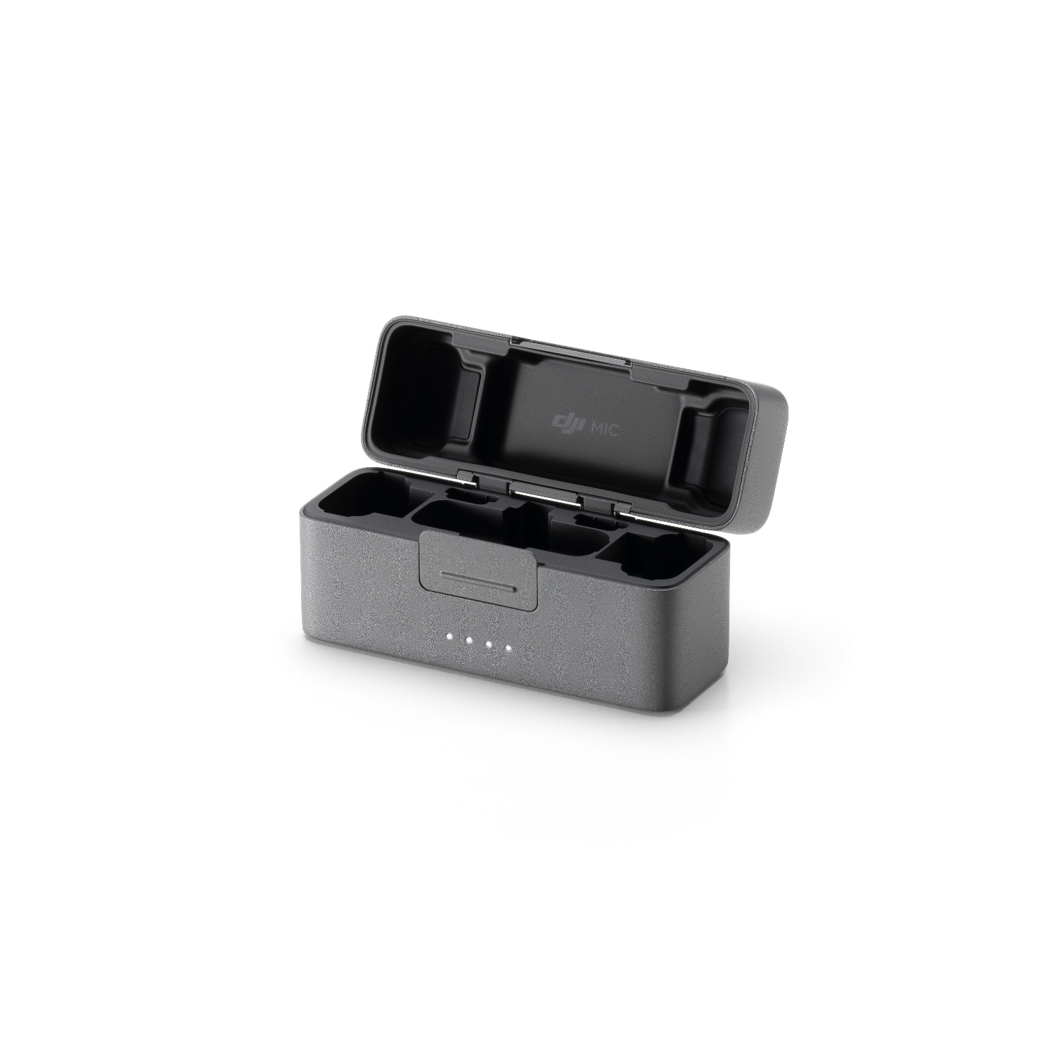 Graues DJI MIC-Ladecase, geöffnet. Enthält Fächer für Mikrofone und hat Batterieanzeigen.